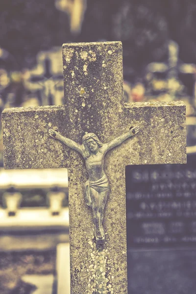 Perto da Cruz de Jesus Cristo no cemitério. efeito vintage — Fotografia de Stock
