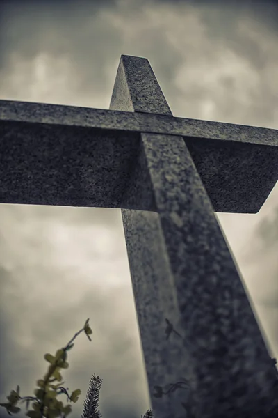 Cruz de pedra contra o céu nublado dramático, efeito vintage — Fotografia de Stock