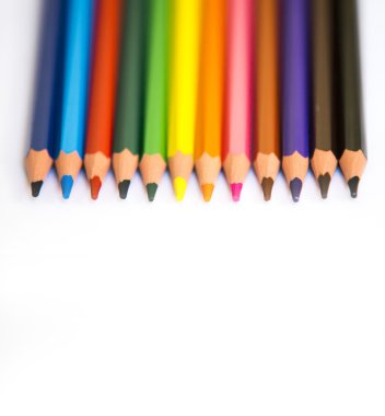 İzole bir beyaz kağıt arka plan üzerinde renkli kalemler