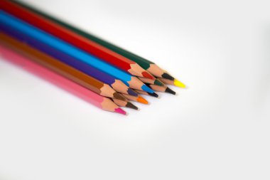 İzole bir beyaz kağıt arka plan üzerinde renkli kalemler