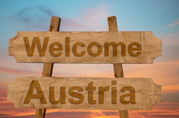 Ласкаво просимо до Австрії співати на фоні деревини — стокове фото