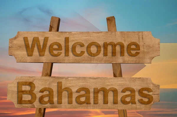 Bem-vindo ao Bahamas cantar em fundo de madeira com bandeira nacional de mistura — Fotografia de Stock