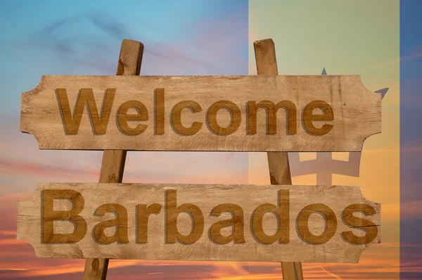 Välkommen till Barbados sjunga på trä bakgrund med blandning flagga — Stockfoto