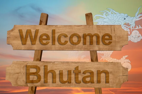 Welcome to  Bhutan sing on wood background with blending national flag — Stock Photo, Image