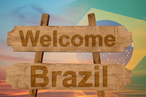 Bem-vindo ao Brasil cantar em fundo de madeira com bandeira nacional de mistura — Fotografia de Stock