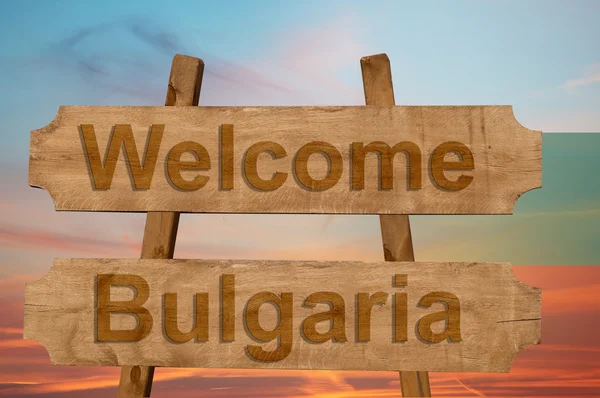 Bienvenido a Bulgaria cantar sobre fondo de madera con la mezcla de la bandera nacional — Foto de Stock