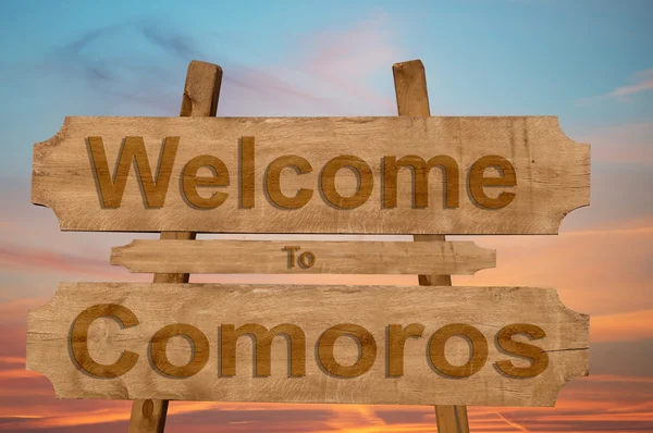 Bem-vindo ao Comores cantar em fundo de madeira — Fotografia de Stock