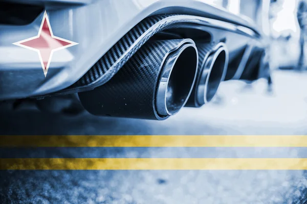 Contaminación del medio ambiente por el gas combustible de un coche con la mezcla de la bandera de Aruba — Foto de Stock
