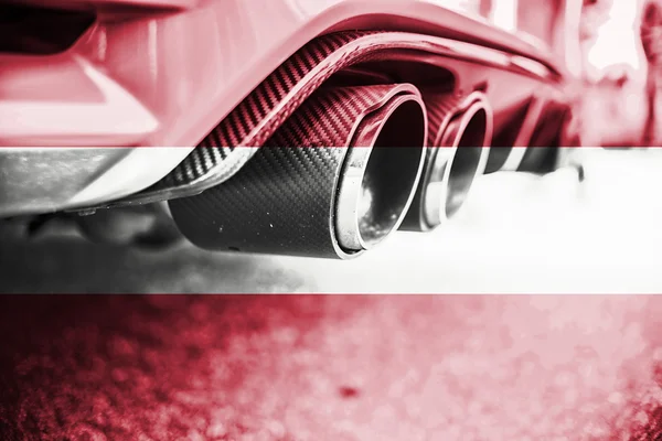 Contaminación del medio ambiente por gas combustible de un coche con bandera de Austria —  Fotos de Stock