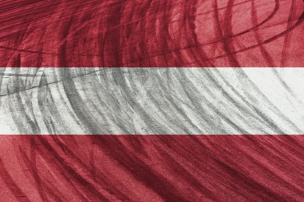 オーストリアの国旗をブレンドとスポーツ車の回路とタイヤ スライド — ストック写真