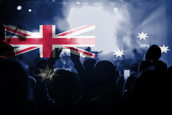Концерт живой музыки со смешиванием флага Австралии с фанатами — стоковое фото