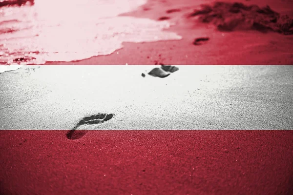 Kum ve deniz dalga arka plan veya Avusturya bayrağı harmanlama ile doku — Stok fotoğraf