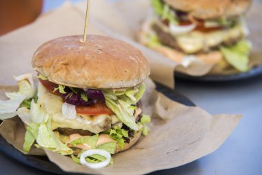 Lokanta sağlıksız burger kağıt üzerinde yakın