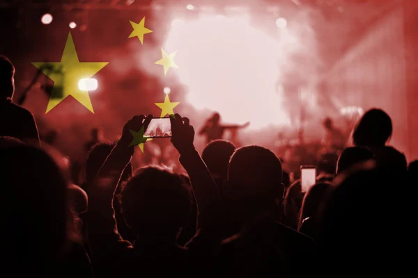 音乐演唱会配上球迷的中国国旗 — 图库照片
