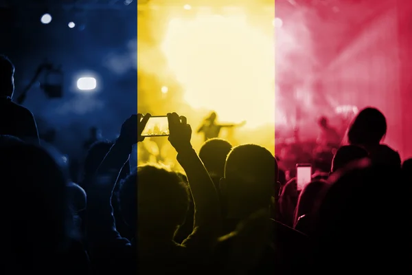 Concerto de música ao vivo com a mistura da bandeira do Chade nos fãs — Fotografia de Stock