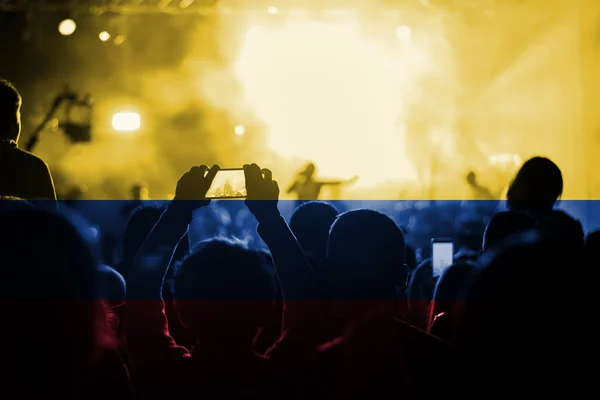 Concerto de música ao vivo com mistura de bandeira da Colômbia em fãs — Fotografia de Stock