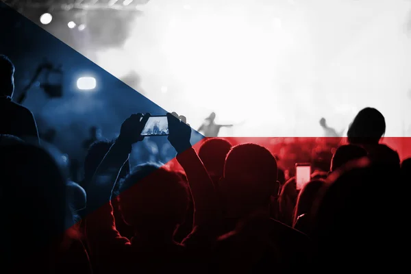 Concerto de música ao vivo com a mistura de bandeira da República Checa em fãs — Fotografia de Stock