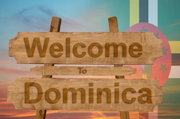 Willkommen zu Dominica singen auf Holz Hintergrund mit Blending Nationalflagge — Stockfoto