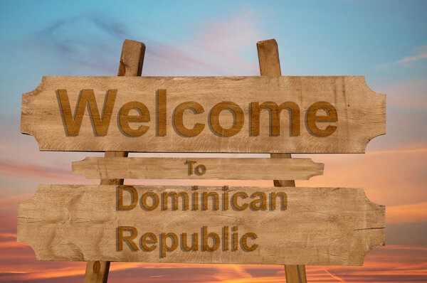 Добро пожаловать в Доминиканскую Республику петь на деревянном фоне
