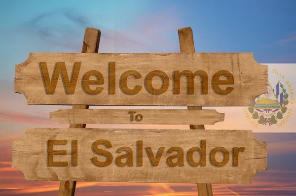 Bienvenidos a El Salvador cantan sobre fondo de madera mezclando bandera nacional — Foto de Stock