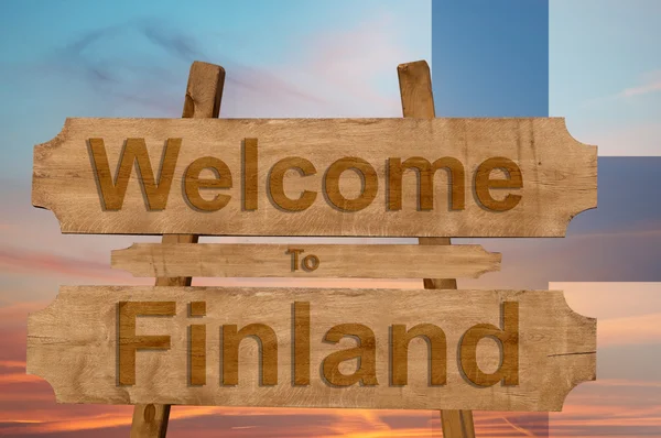 Ласкаво просимо до Фінляндії співати на деревини фон з накладання Національний прапор — стокове фото