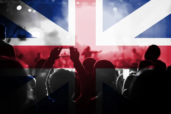 Concerto de música ao vivo com a mistura da bandeira da Grã-Bretanha nos fãs — Fotografia de Stock