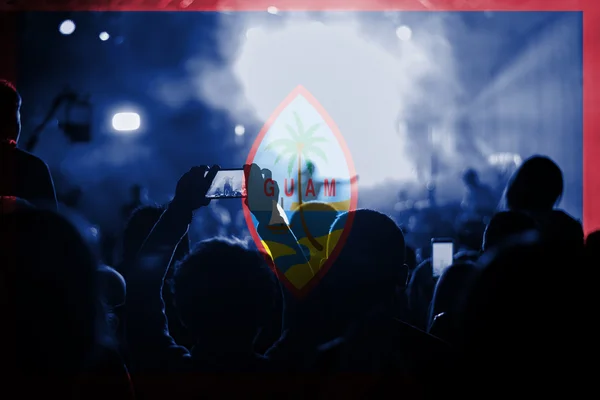 Živá hudba koncert s prolnutí Guam vlajky na fanoušci — Stock fotografie