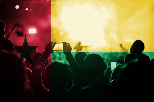 Живу музику концерту з накладання Гвінеї - Бісау прапор на вентилятори — стокове фото