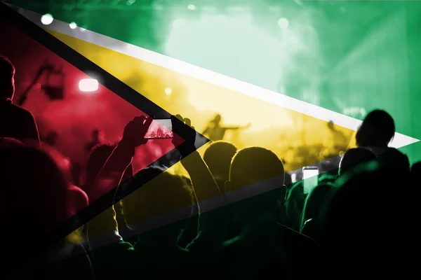 Élő zene koncertet keverési Guyanai zászló a rajongók — Stock Fotó