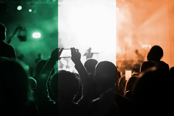 Концерт живой музыки с развевающимся ирландским флагом на фанатах — стоковое фото