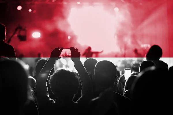Élő zene koncertet keverési Indonézia zászló a rajongók — Stock Fotó