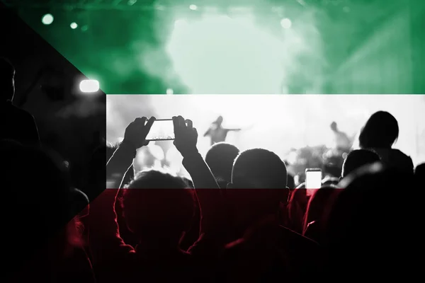 Muzyka na żywo koncert z mieszania Kuwejt flagę na fanów — Zdjęcie stockowe