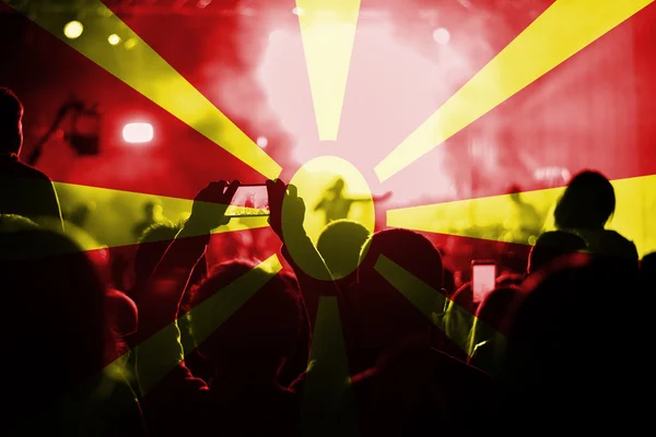Concierto de música en vivo con la mezcla de bandera de Macedonia en los fans — Foto de Stock