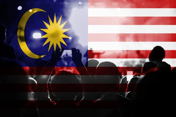 Concerto de música ao vivo com a mistura da bandeira da Malásia nos fãs — Fotografia de Stock