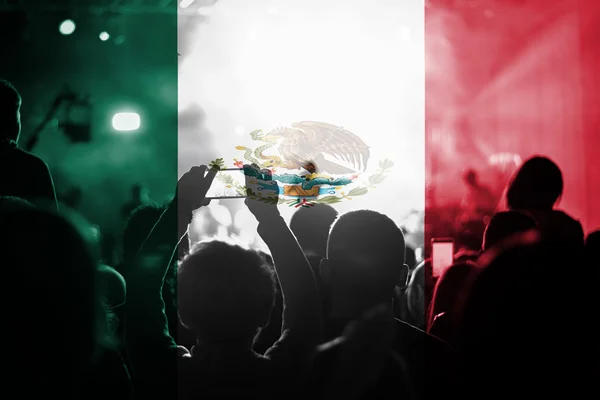 Muzyka na żywo koncert z mieszania Meksyk Flaga na fanów — Zdjęcie stockowe