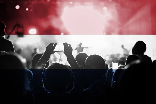 혼합 팬에 네덜란드 국기와 라이브 음악 콘서트 — 스톡 사진