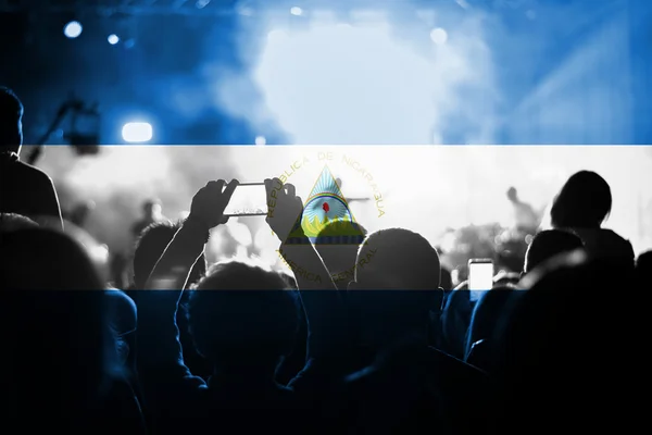 Élő zene koncertet keverési Nicaragua zászló a rajongók — Stock Fotó