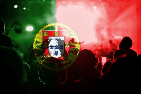 Live-Musik-Konzert mit portugiesischer Flagge auf Fans — Stockfoto