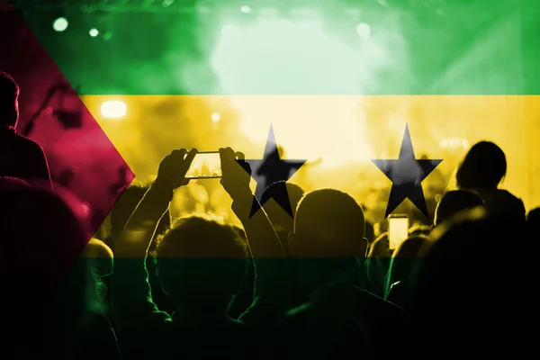 Живу музику концерту з накладання прапор Сан-Томе & Principe на вентилятори — стокове фото