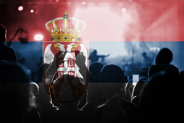 Levande musik konsert med blandning Serbien flagga på fans — Stockfoto