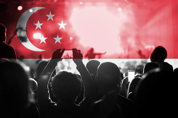 Concerto de música ao vivo com mistura de bandeira de Singapura em fãs — Fotografia de Stock