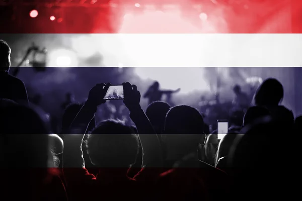 혼합 팬에 태국 국기와 라이브 음악 콘서트 — 스톡 사진