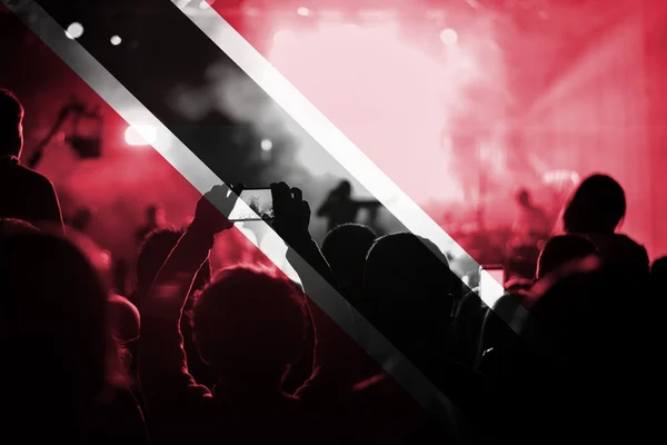 Živá hudba koncert s prolnutí Trinidad a Tobago vlajky na fanoušci — Stock fotografie