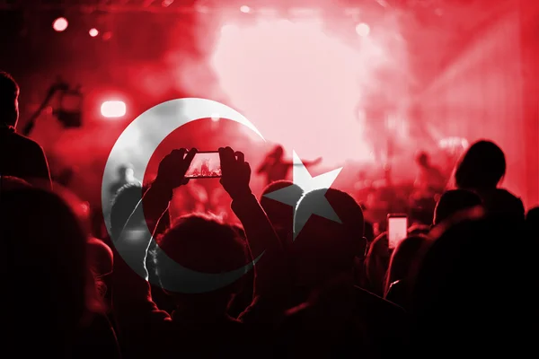 Concerto di musica dal vivo con miscelazione bandiera Turchia sui fan — Foto Stock