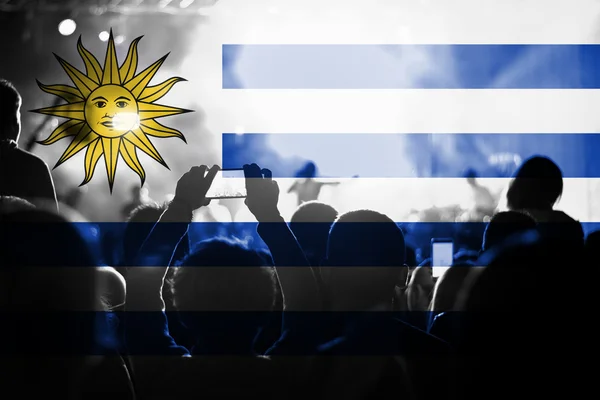 Concerto di musica dal vivo con miscelazione bandiera Uruguay sui fan — Foto Stock