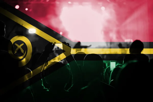 Concerto di musica dal vivo con miscelazione bandiera Vanuatu sui fan — Foto Stock