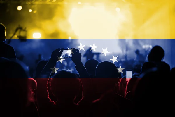 Concerto de música ao vivo com a mistura da bandeira da Venezuela nos fãs — Fotografia de Stock