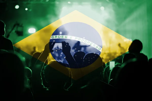 Live-Musik-Konzert mit brasilianischer Flagge auf Fans — Stockfoto