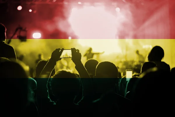 Live-Musik-Konzert mit Bolivien-Flagge auf Fans — Stockfoto