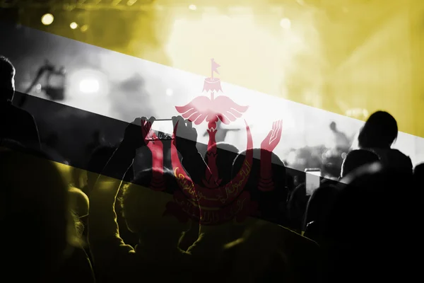 Levande musik konsert med blandning Brunei Darussalam flagga på fans — Stockfoto